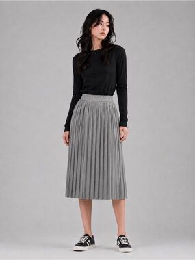 Pleated Midi Skirt in Gray size M